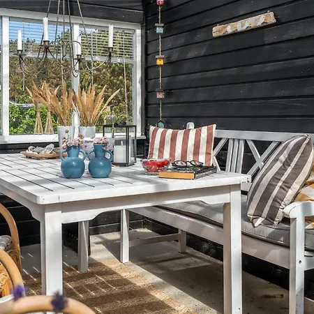 Feriehus Beautifully Renovated With Covered Terrace And Wood-burning Stove, Close To The North Sea In Thy *